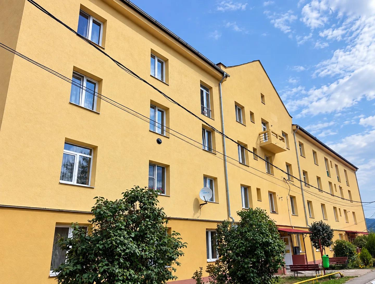 Bloc de locuințe P+3 după reabilitare, cu fațada finisată în galben