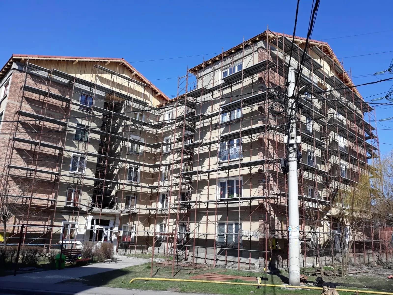 Blocurile lotului cu schele pe fațade, la începutul lucrărilor