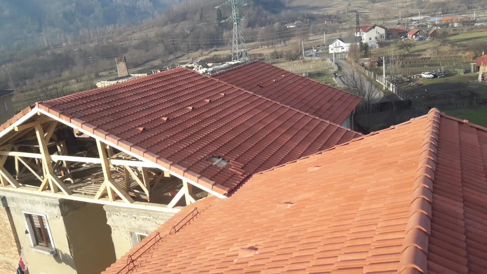 Acoperișul nou din țiglă, cu șarpanta din lemn în montaj