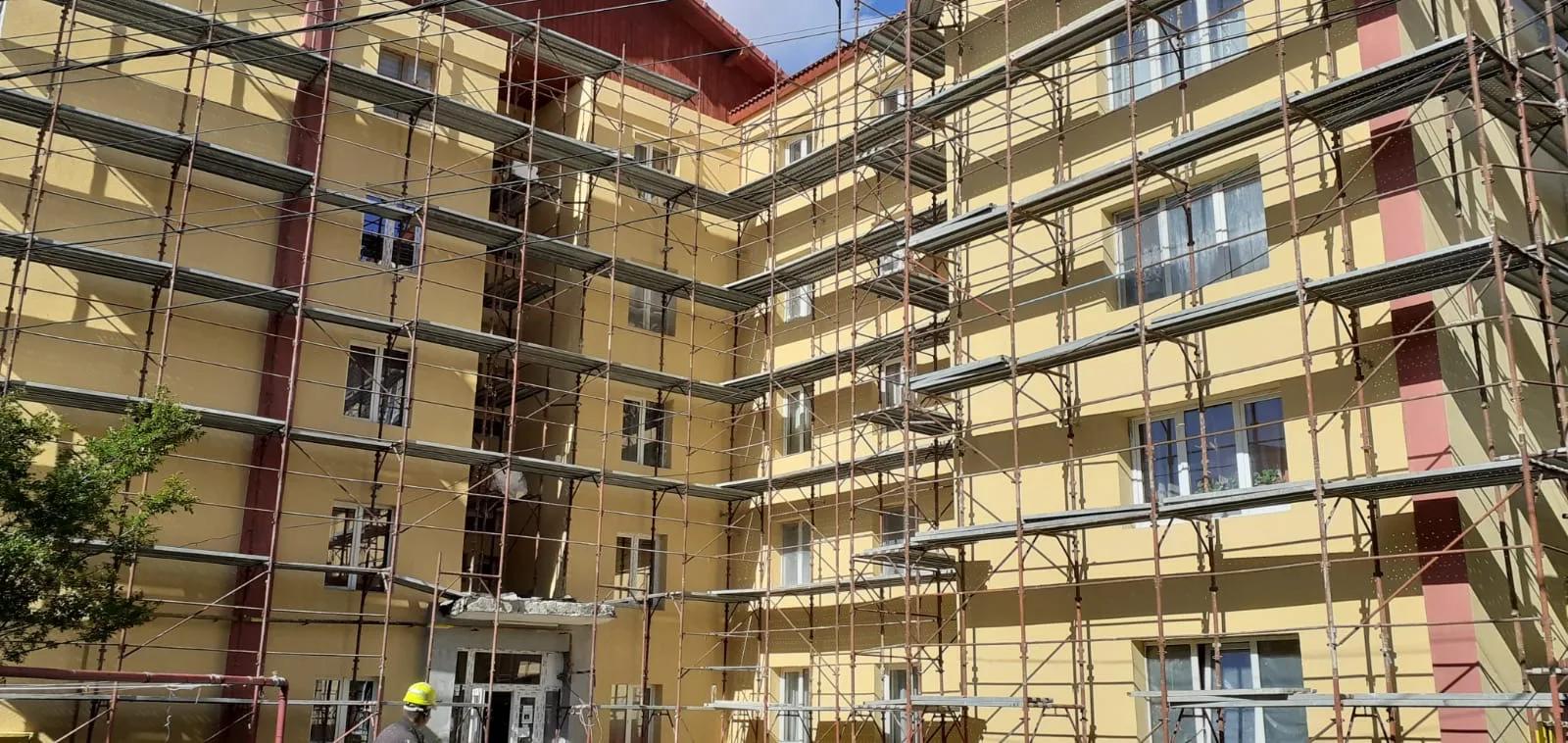 Fațade cu finisajul aplicat, încă pe schelă