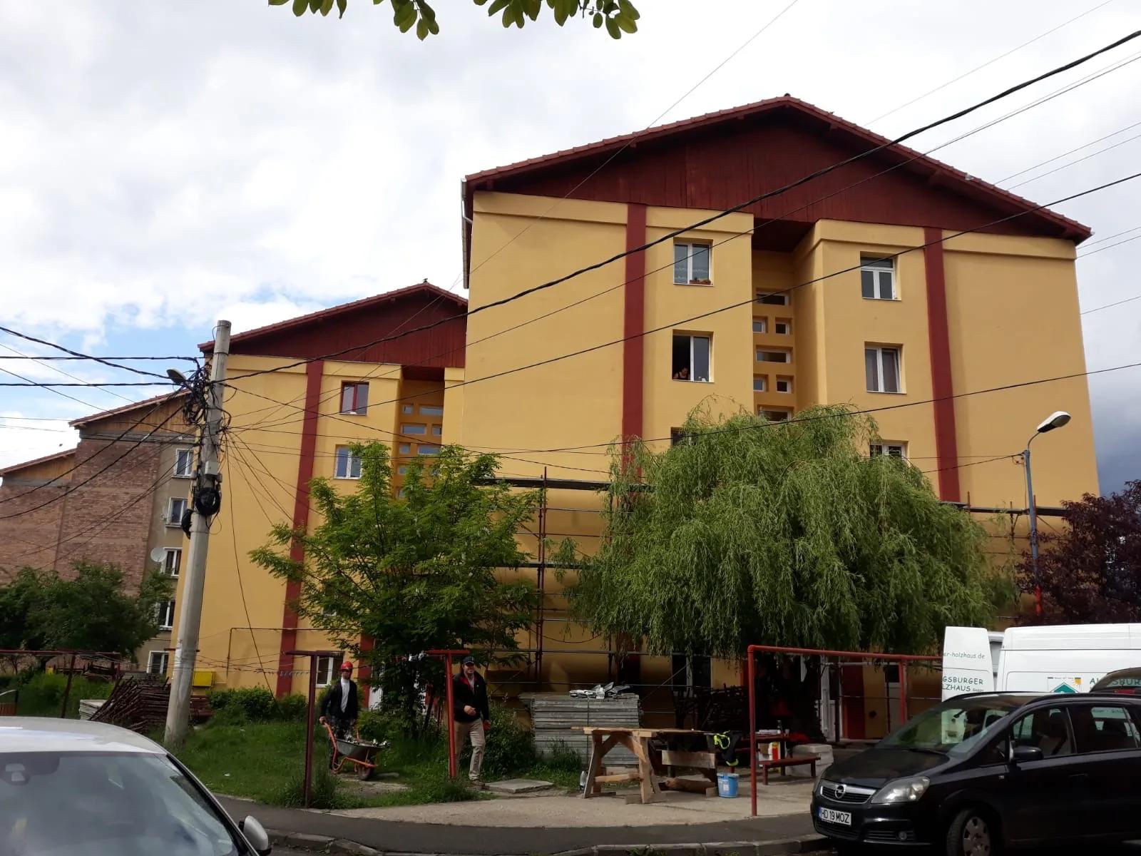 Bloc reabilitat, cu acoperișul nou și fațada finisată